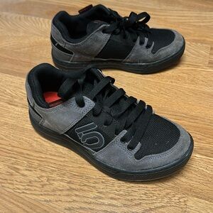 Adidas Five ten mens 6 like brand new